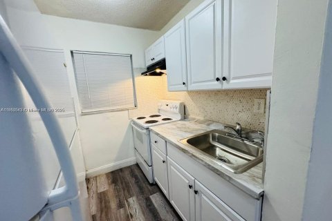 Propiedad comercial en venta en Miami, Florida № 2013116 - foto 9