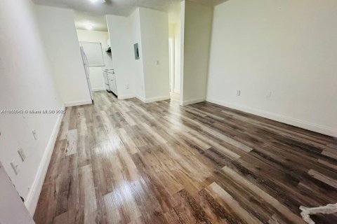 Propiedad comercial en venta en Miami, Florida № 2013116 - foto 11