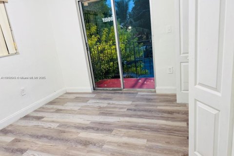 Propiedad comercial en venta en Miami, Florida № 2013116 - foto 3