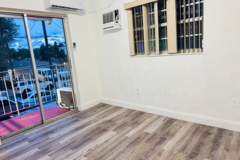 Propiedad comercial en venta en Miami, Florida № 2013116 - foto 5