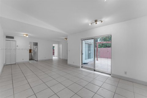 Townhouse in Miami, Florida 3 bedrooms, 126.81 sq.m. № 2032246 - photo 8