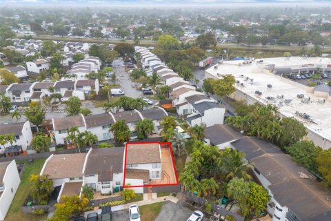 Townhouse in Miami, Florida 3 bedrooms, 126.81 sq.m. № 2032246 - photo 3