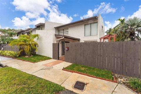 Townhouse in Miami, Florida 3 bedrooms, 126.81 sq.m. № 2032246 - photo 2