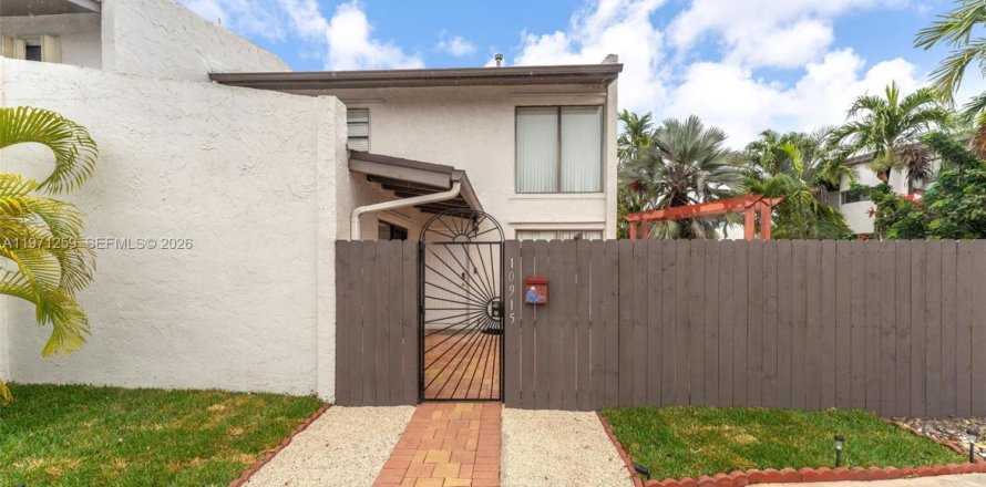 Townhouse in Miami, Florida 3 bedrooms, 126.81 sq.m. № 2032246