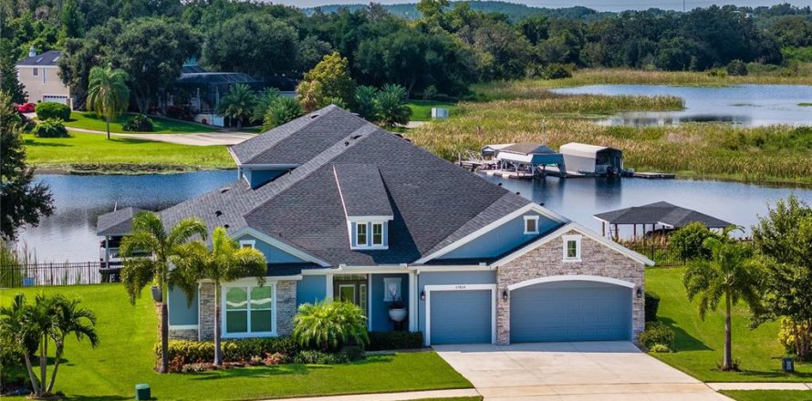 House in Clermont, Florida 4 bedrooms, 353.68 sq.m. № 1919756
