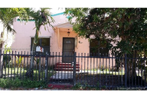 House in Miami, Florida 4 bedrooms, 140.47 sq.m. № 2014534
