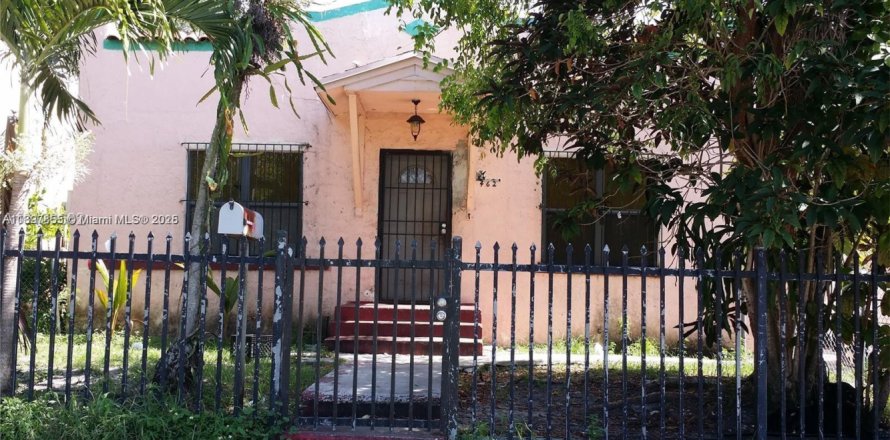 House in Miami, Florida 4 bedrooms, 140.47 sq.m. № 2014534