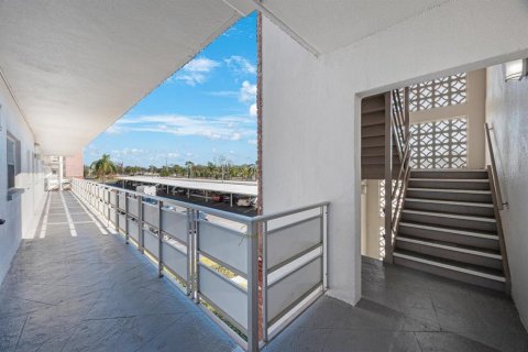 Condo in Saint Petersburg, Florida, 2 bedrooms  № 1551007 - photo 2