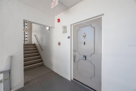 Condo in Saint Petersburg, Florida, 2 bedrooms  № 1551007 - photo 3