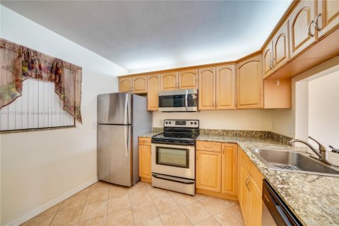Condo in Sunrise, Florida, 1 bedroom № 1942149 - photo 2
