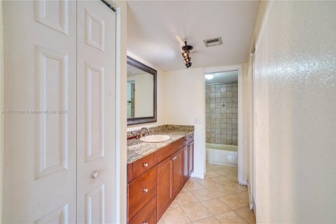 Condo in Sunrise, Florida, 1 bedroom № 1942149 - photo 10