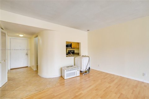 Condo in Sunrise, Florida, 1 bedroom № 1942149 - photo 4