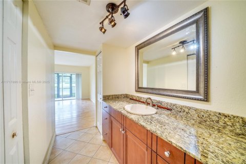 Condo in Sunrise, Florida, 1 bedroom № 1942149 - photo 9