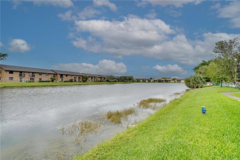 Condo in Sunrise, Florida, 1 bedroom № 1942149 - photo 13