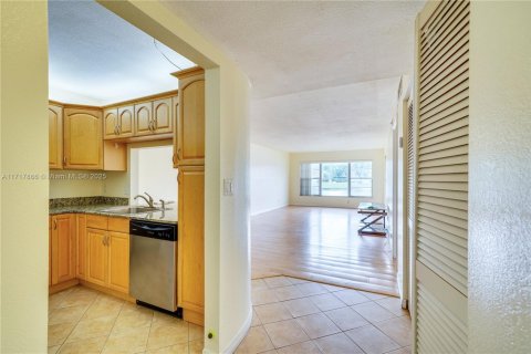 Condo in Sunrise, Florida, 1 bedroom № 1942149 - photo 3