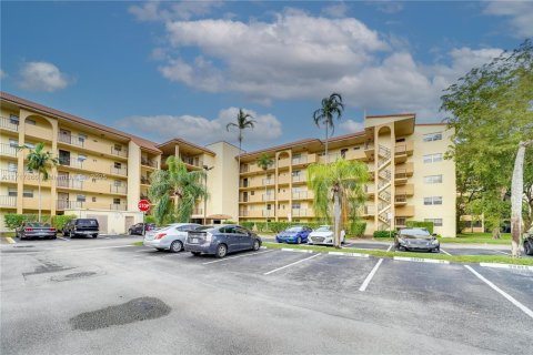 Condo in Sunrise, Florida, 1 bedroom № 1942149 - photo 15