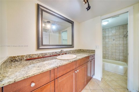 Condo in Sunrise, Florida, 1 bedroom № 1942149 - photo 8