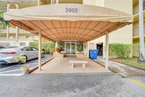 Condo in Sunrise, Florida, 1 bedroom № 1942149 - photo 16
