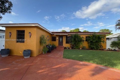 Villa ou maison à vendre à Hialeah, Floride: 3 chambres, 118.73 m2 № 1969802 - photo 1
