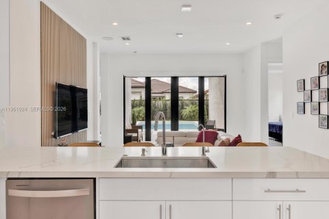 Купить виллу или дом в Майами, Флорида 4 спальни, 220.46м2, № 2024686 - фото 9