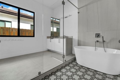 Villa ou maison à vendre à Miami, Floride: 4 chambres, 220.46 m2 № 2024686 - photo 4