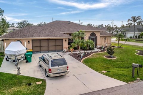 House in Port Charlotte, Florida 3 bedrooms, 188.41 sq.m. № 2151241 - photo 8