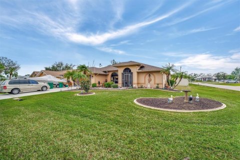 House in Port Charlotte, Florida 3 bedrooms, 188.41 sq.m. № 2151241 - photo 9