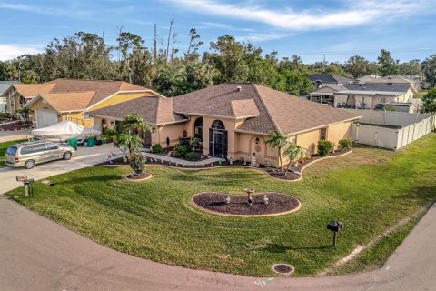 House in Port Charlotte, Florida 3 bedrooms, 188.41 sq.m. № 2151241 - photo 2