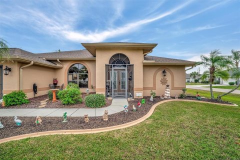 House in Port Charlotte, Florida 3 bedrooms, 188.41 sq.m. № 2151241 - photo 13