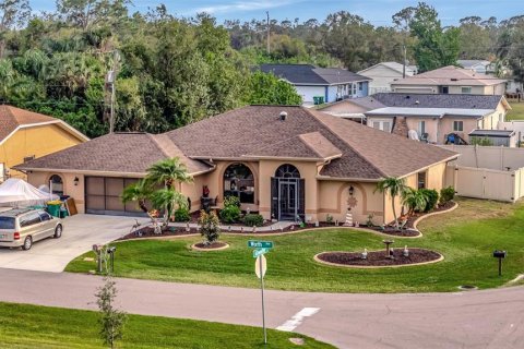 House in Port Charlotte, Florida 3 bedrooms, 188.41 sq.m. № 2151241 - photo 7