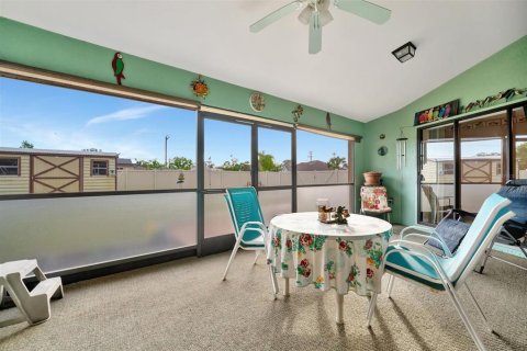 House in Port Charlotte, Florida 3 bedrooms, 188.41 sq.m. № 2151241 - photo 15