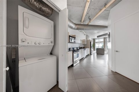 Condo in Miami, Florida, 1 bedroom  № 2067712 - photo 26