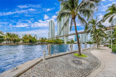 Condo in Miami, Florida, 1 bedroom  № 2067712 - photo 2