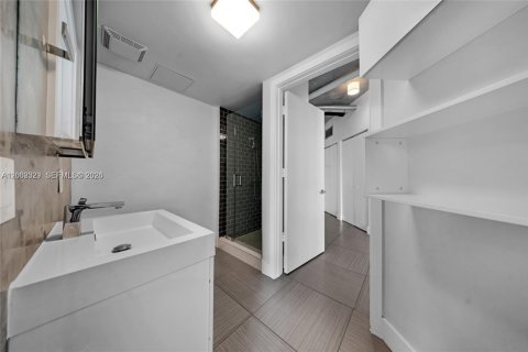 Condo in Miami, Florida, 1 bedroom  № 2067712 - photo 7