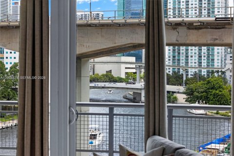 Condo in Miami, Florida, 1 bedroom  № 2067712 - photo 14