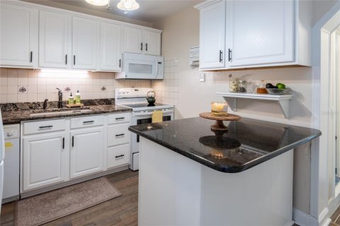 House in Saint Petersburg, Florida 3 bedrooms, 108.7 sq.m. № 1765873 - photo 10