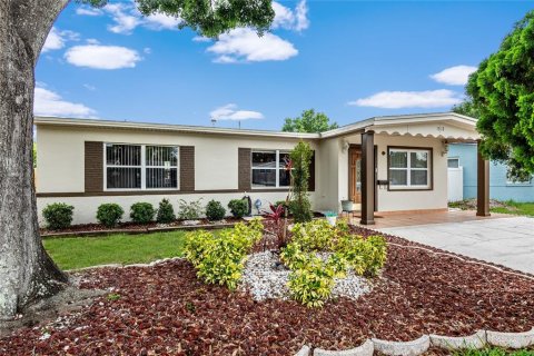 House in Saint Petersburg, Florida 3 bedrooms, 108.7 sq.m. № 1765873 - photo 1