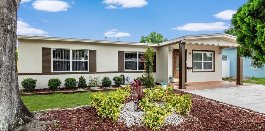 House in Saint Petersburg, Florida 3 bedrooms, 108.7 sq.m. № 1765873
