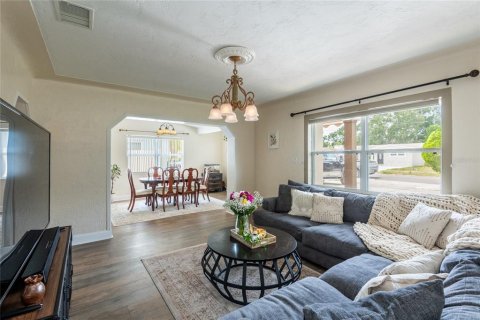 House in Saint Petersburg, Florida 3 bedrooms, 108.7 sq.m. № 1765873 - photo 7