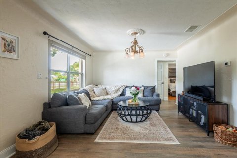 House in Saint Petersburg, Florida 3 bedrooms, 108.7 sq.m. № 1765873 - photo 9