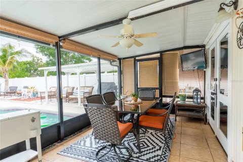 House in Saint Petersburg, Florida 3 bedrooms, 108.7 sq.m. № 1765873 - photo 26
