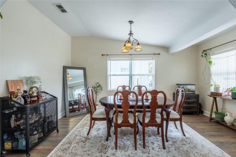 House in Saint Petersburg, Florida 3 bedrooms, 108.7 sq.m. № 1765873 - photo 4