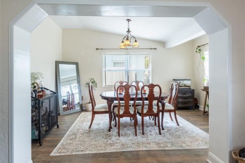 House in Saint Petersburg, Florida 3 bedrooms, 108.7 sq.m. № 1765873 - photo 6