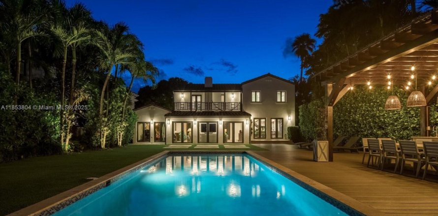 House in Miami Beach, Florida 4 bedrooms, 320.61 sq.m. № 1882389