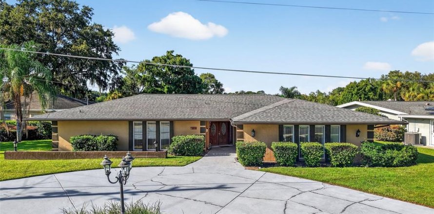House in Maitland, Florida 4 bedrooms, 278.71 sq.m. № 1885613