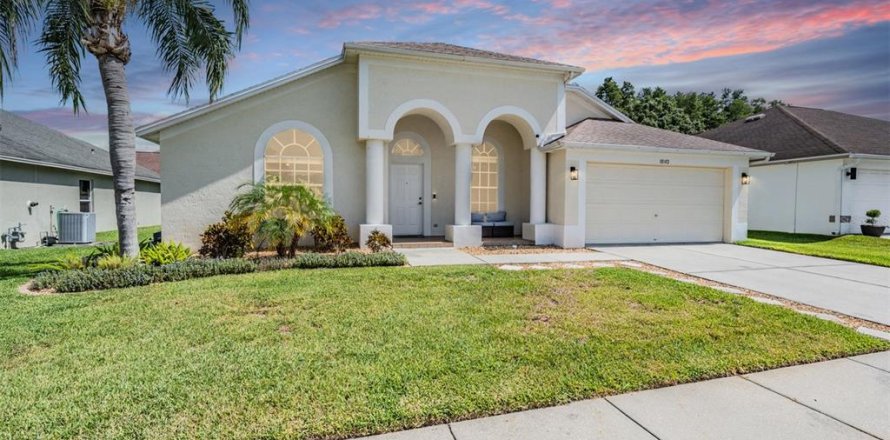 House in Tampa, Florida 4 bedrooms, 180.79 sq.m. № 1873034