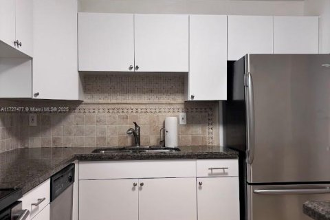 Condo in Miami, Florida, 1 bedroom  № 1935213 - photo 12