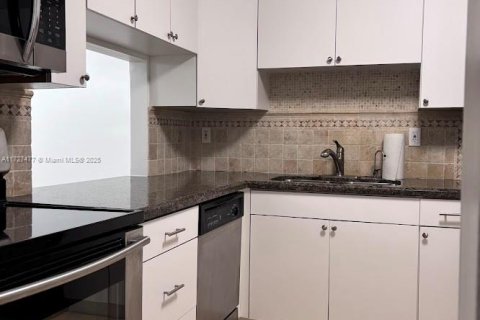 Condo in Miami, Florida, 1 bedroom  № 1935213 - photo 13