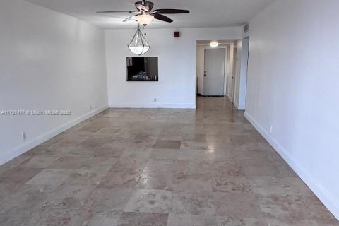 Condo in Miami, Florida, 1 bedroom  № 1935213 - photo 15