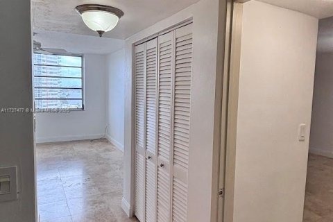 Condo in Miami, Florida, 1 bedroom  № 1935213 - photo 24